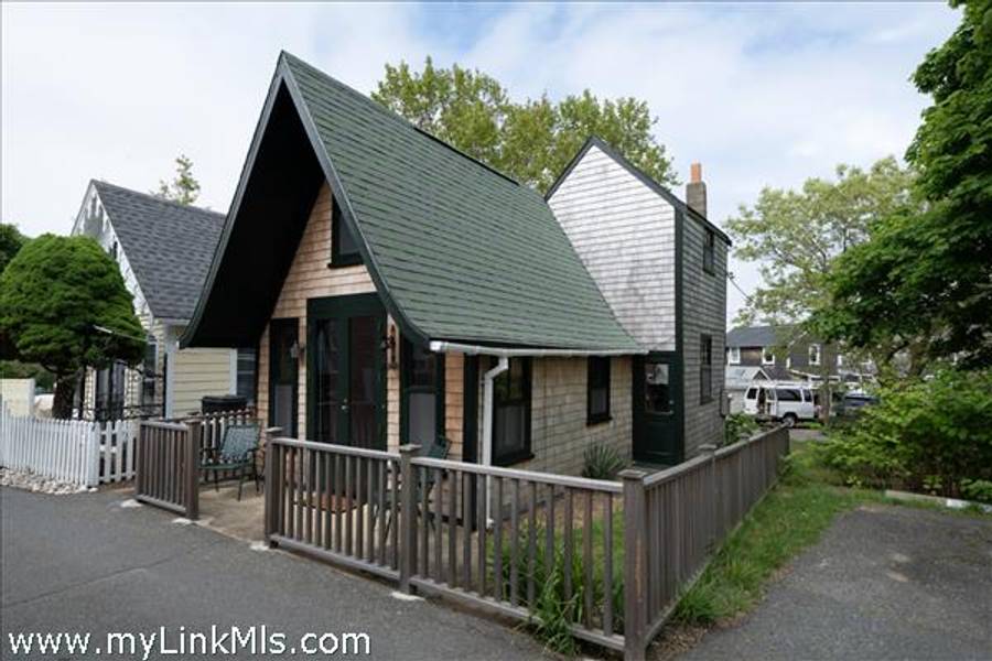 21- Rock Avenue  Oak Bluffs