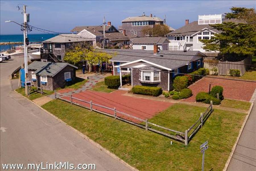 23 Circuit Avenue Extension  Oak Bluffs