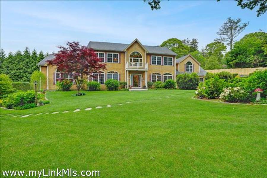 8 Fresh Pond Road  Oak Bluffs