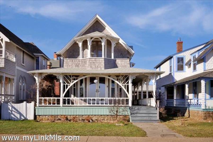 33 Ocean Avenue  Oak Bluffs