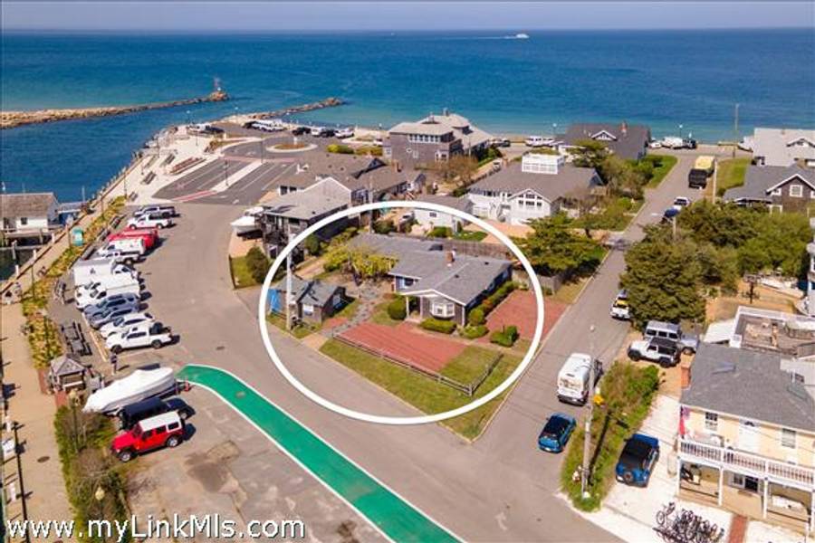 23 Circuit Avenue Extension  Oak Bluffs